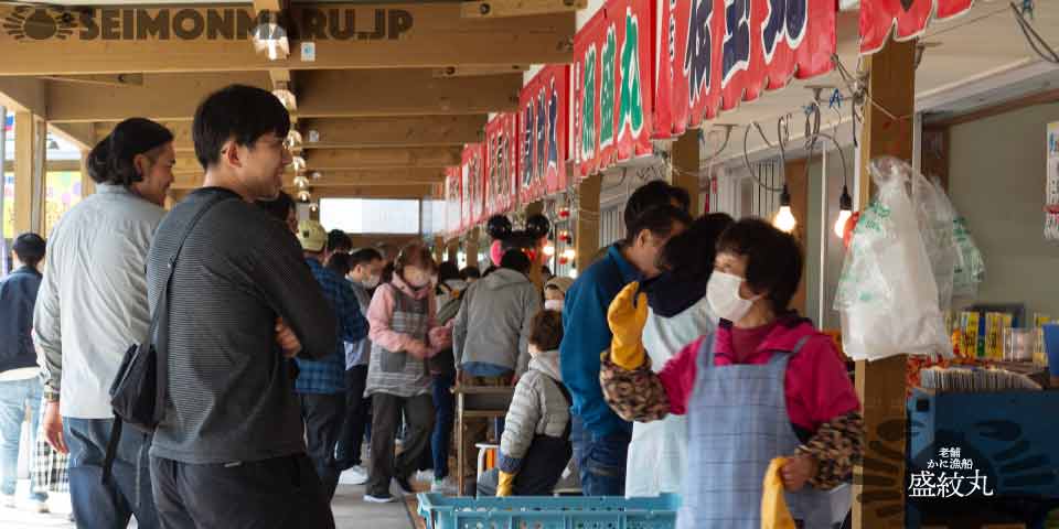 カニ屋前での様子