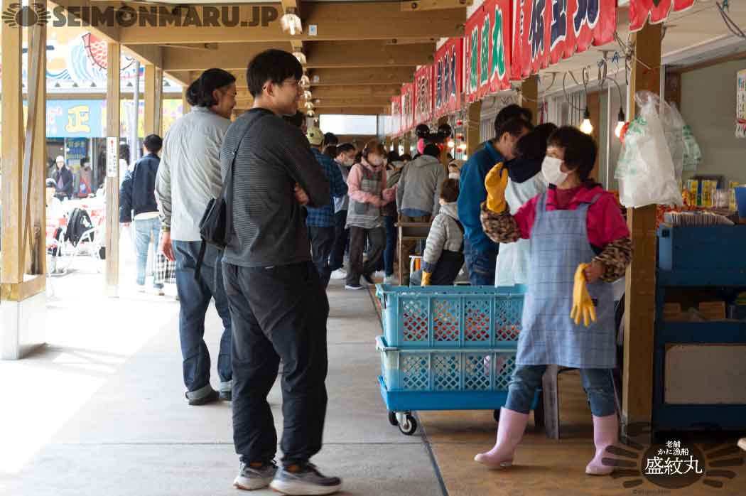 カニ屋前での様子