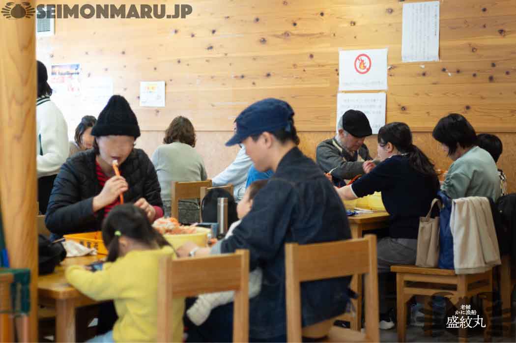 カニを食べられる屋内施設カニかに館の様子