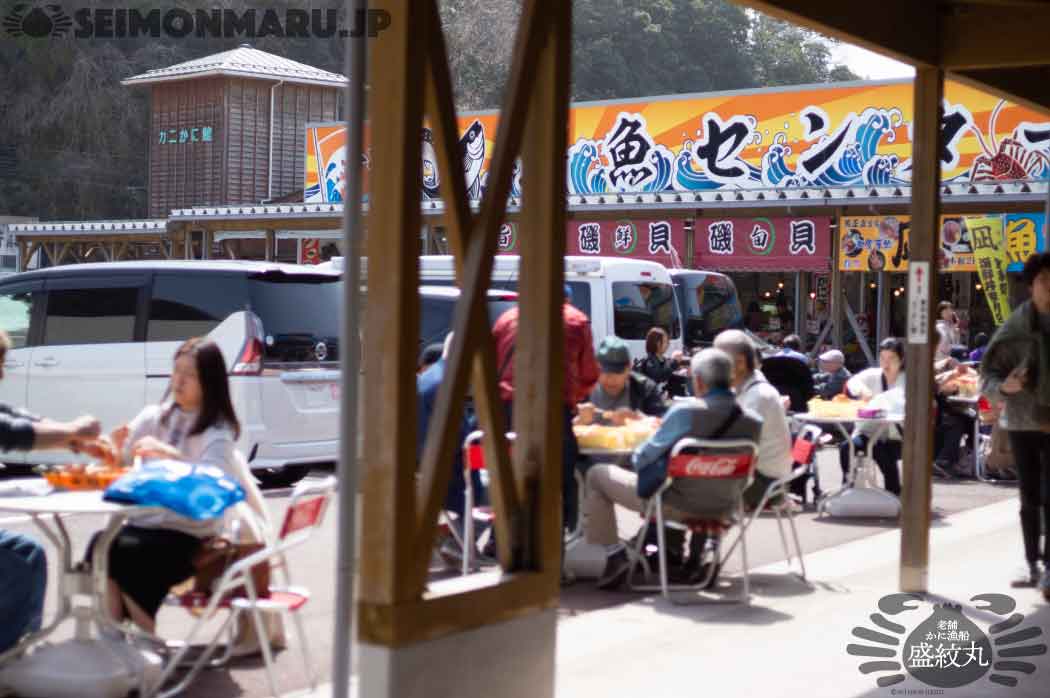 カニ屋前での様子