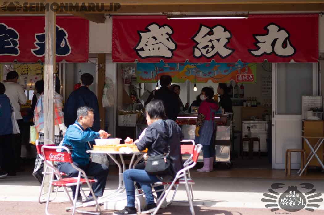 カニ屋前での様子