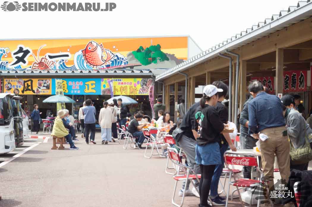 カニ屋前での様子